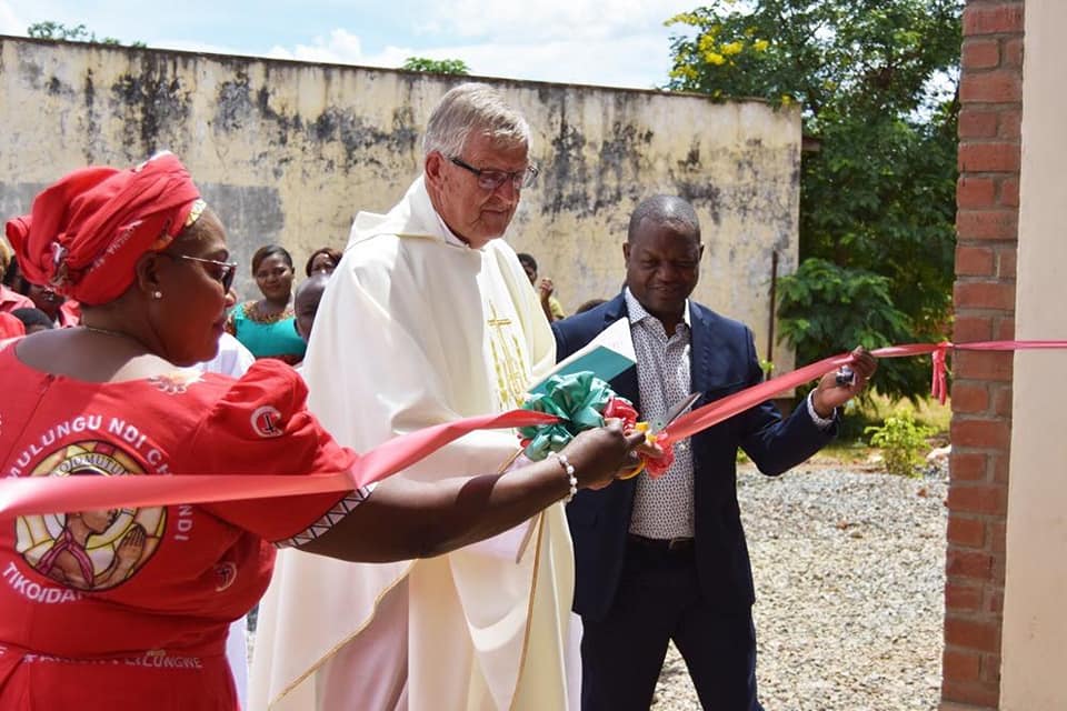 Fr Frank Taylor opening Kizito House