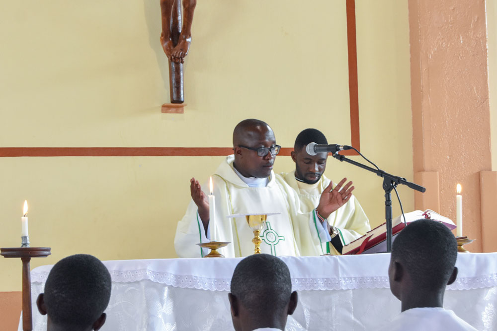 Fr Martin Kavisu celebrating mass at St Augustine Mtengowanthenga Parish