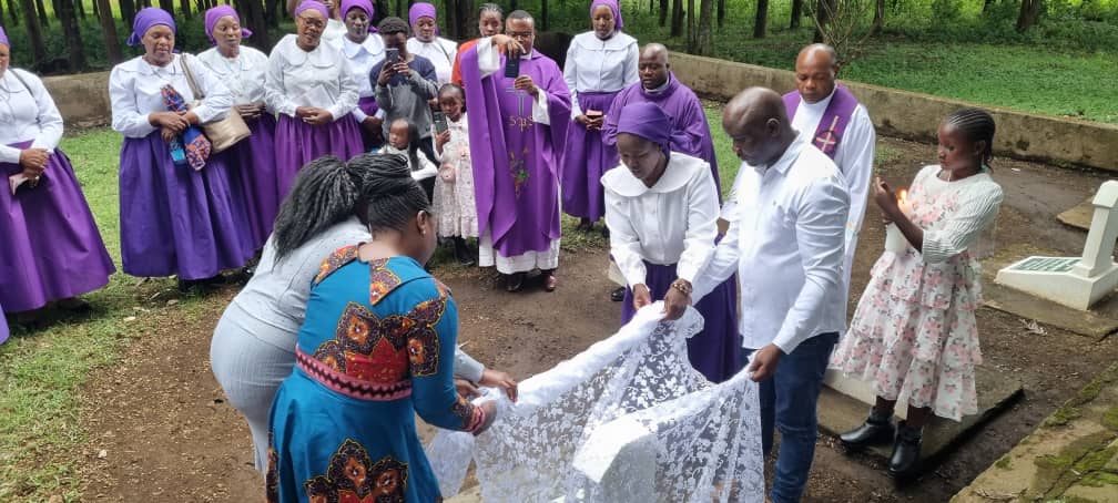 Family unveiling the tombstone of Fr Martin Kavisu