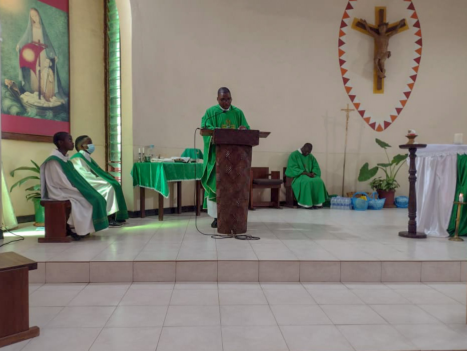 Fr Eliah Laimon during mass