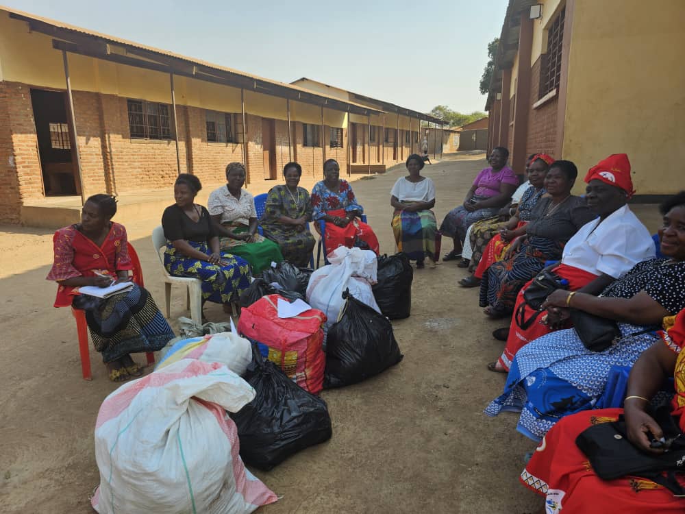 st kizito Parish donates clothes to Maria Mthandizi Parish