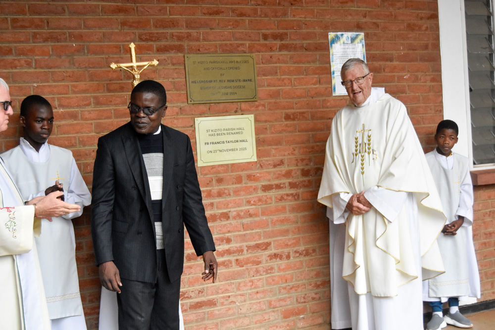Fr Francis taylor unveiling the plaque