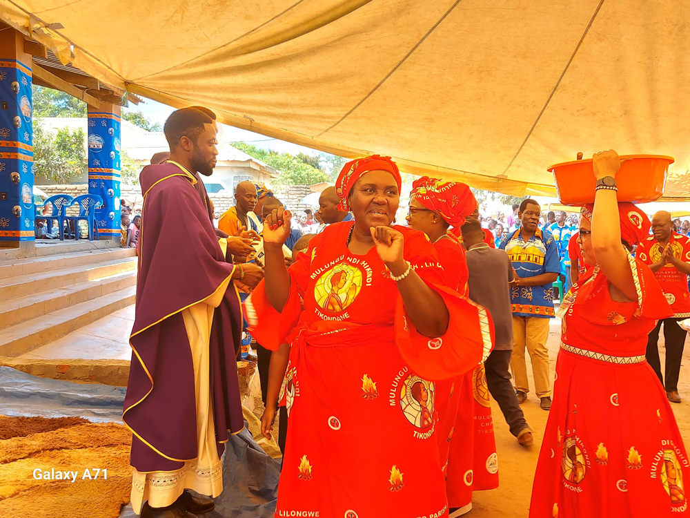 St Kizito Parish present gifts to Maria Mthandizi Parish priests