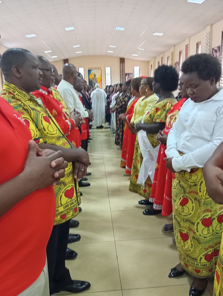 Fr Martin blessing couples on the jubilee year of families