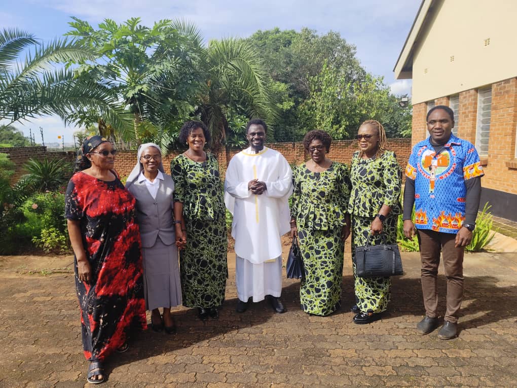 Five Associate Medical Missionaries of Mary with an MMM Sister anf Fr August. Two participate in work of healing at Kasina Clinic while the other three give talks to women in the Mtsiriza St Kizito Integrated Clinic and help counting medicine among other roles.