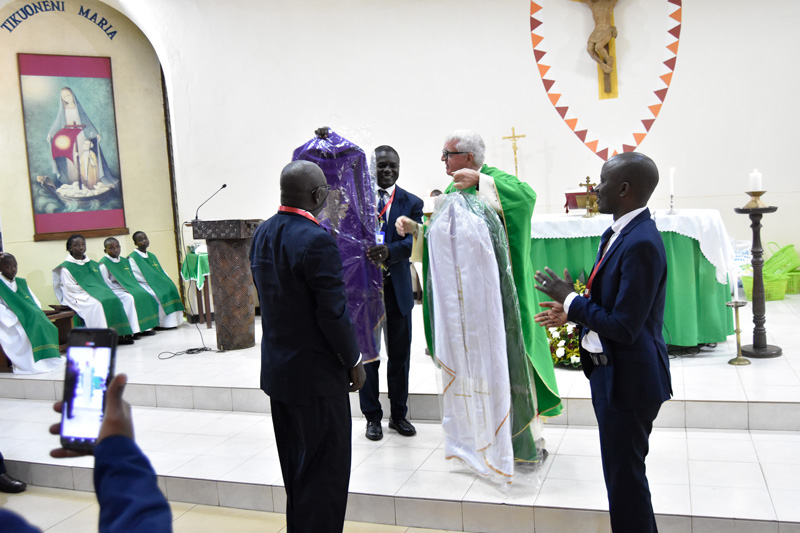 cml present gifts to fr martin