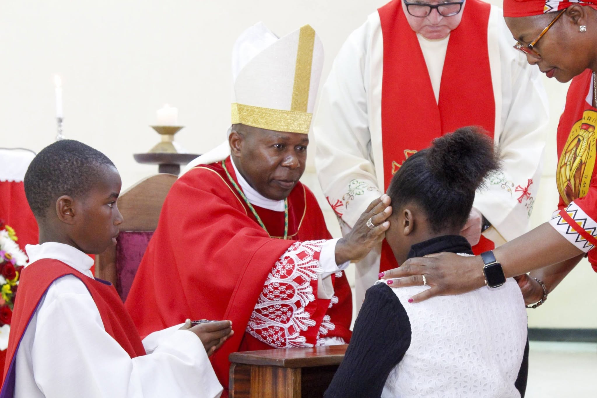 Auxilliary Bishop Vincent Mwakhwawa administering confirmation